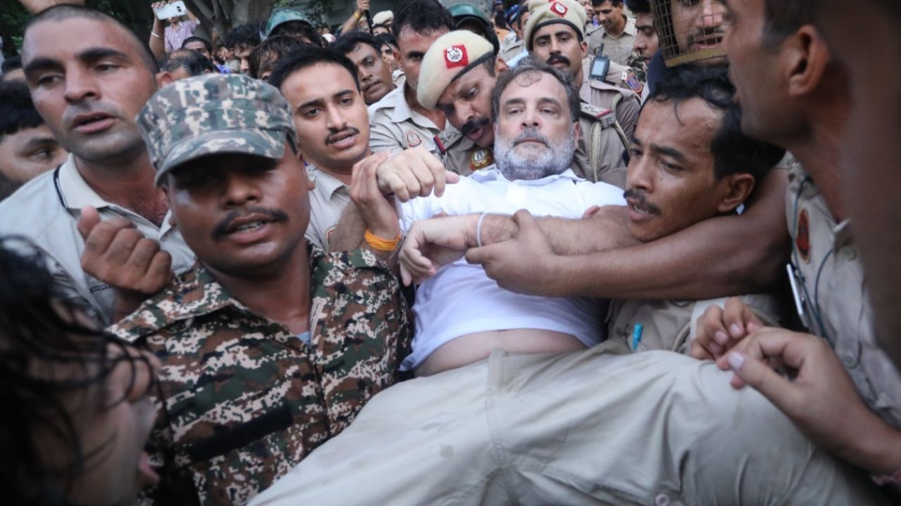 राहुल गांधी, प्रियंका और अखिलेश को दिल्ली पुलिस ने हिरासत में लिया, लखनऊ-बेंगलुरू में बवाल.. पुलिस से भिड़े समर्थक