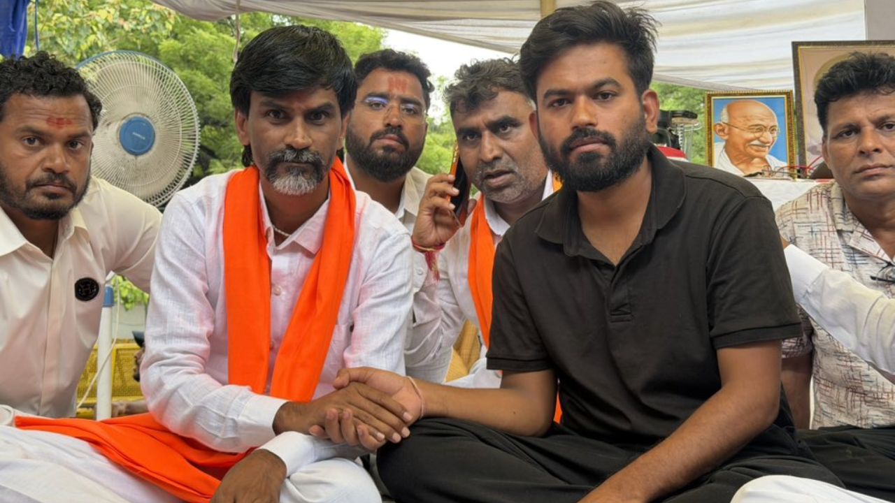 30 दिन से जारी नीट पेपर लीक आंदोलन और बड़ा हो रहा, मनोज जरांगे ने भरी हुंकार.. इस्तीफा लेकर रहेंगे