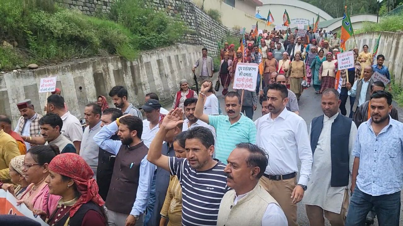 मिल्क प्लांट के बाहर फूटा किसानों का गुस्सा, 26 हजार डेयरी किसानों का 3 माह से अटका है पैसा