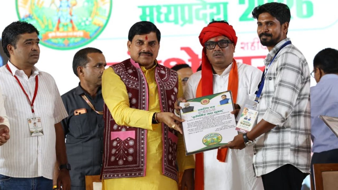 18 एकड़ में लगाए 1000 केसर आम के पेड़, इस सीजन 8 लाख का मुनाफा कमाया.. CM से मिला सम्मान