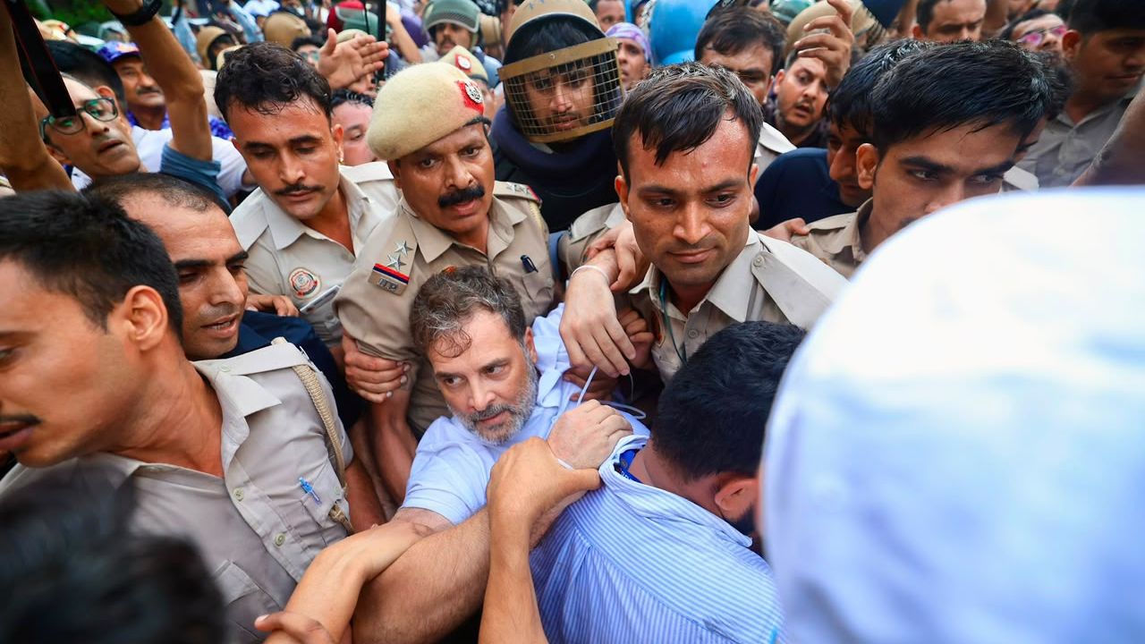 NEET-UG 2026 पेपर लीक मामले में केंद्र सरकार को घेरने के लिए कांग्रेस नेताओं ने प्रधानमंत्री आवास की ओर मार्च किया. लोक कल्याण मार्ग के पास पहुंचने पर दिल्ली पुलिस ने राहुल गांधी, प्रियंका गांधी वाड्रा समेत कई नेताओं को हिरासत में ले लिया.
