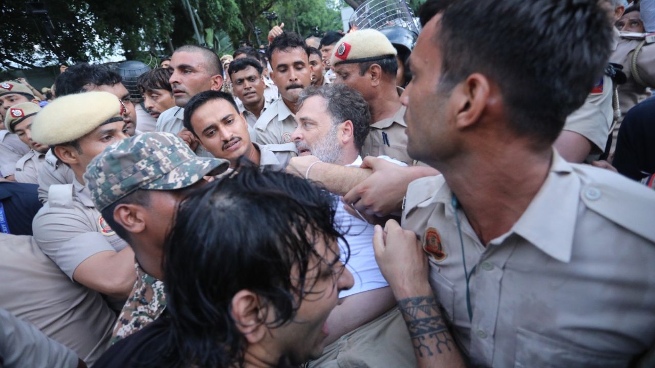केंद्र सरकार का दावा है कि वह NEET मामले पर संसद में चर्चा के लिए तैयार थी, लेकिन कांग्रेस ने बाद में शिक्षा मंत्री के इस्तीफे की नई शर्त रख दी. वहीं कांग्रेस का आरोप है कि सरकार छात्रों के मुद्दे से ध्यान भटकाने की कोशिश कर रही है, जिससे दोनों पक्षों के बीच राजनीतिक टकराव और बढ़ गया.
