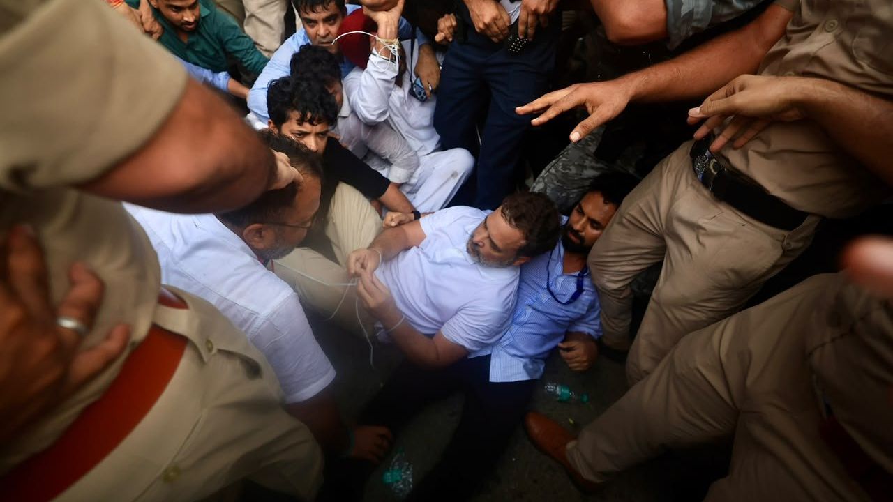 हिरासत में लिए जाने के बाद कांग्रेस सांसद रणदीप सिंह सुरजेवाला ने कहा कि, यह विरोध यहीं खत्म नहीं होगा. उन्होंने कहा कि छात्रों को न्याय मिलने और सरकार से जवाब मिलने तक कांग्रेस का आंदोलन लगातार जारी रहेगा.
