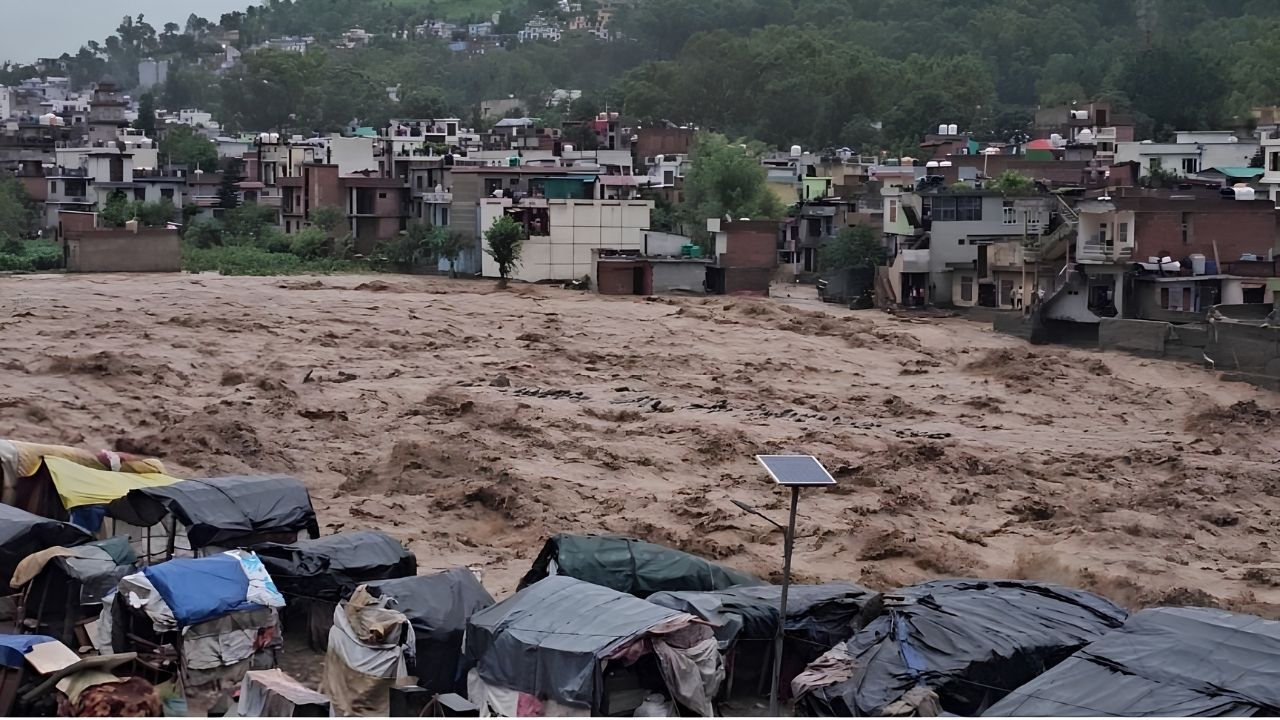 राजौरी में बारिश ने मचाई तबाही! फ्लैश फ्लड से कई इलाके डूबे, सैकड़ों लोग घर छोड़ने को मजबूर