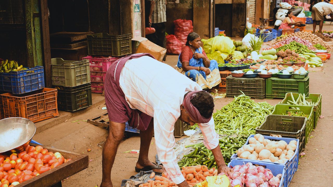 मुंबई में सब्जियां महंगी, 50 फीसदी तक बढ़े रेट.. 200 रुपये किलो बिक रही बींस