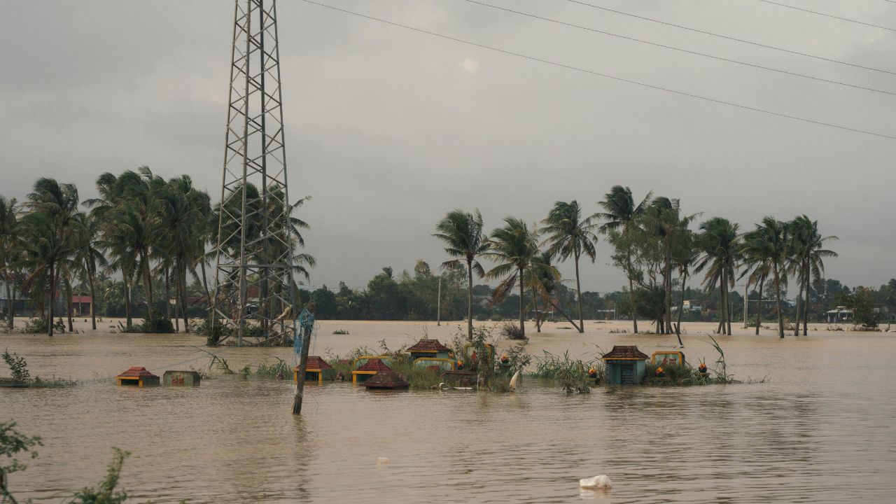 गुजरात में रिकॉर्ड बारिश, 36 घंटे में 1200 मिमी बरसात.. 22 हजार लोग सुरक्षित जगहों पर पहुंचाए गए