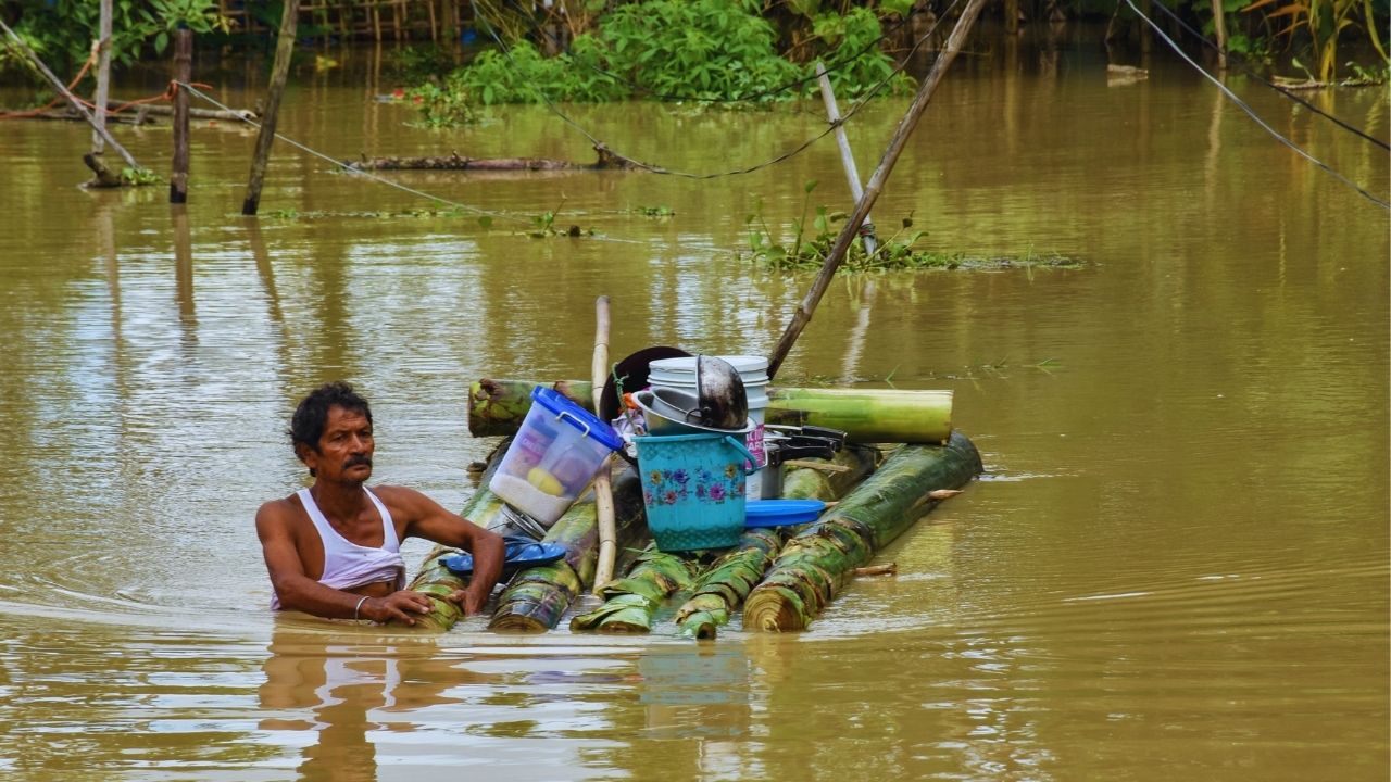 असम में बाढ़ से राहत के संकेत, लेकिन 1.78 लाख लोग अब भी प्रभावित, 15 हजार हेक्टेयर कृषि भूमि डूबी असम में बाढ़ से राहत के संकेत, लेकिन 1.78 लाख लोग अब भी प्रभावित, 15 हजार हेक्टेयर कृषि भूमि डूबी