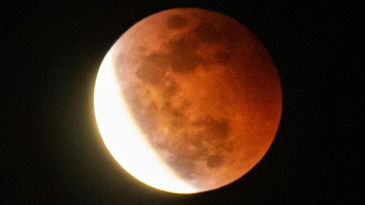 ग्रहण की शुरुआत पृथ्वी की हल्की छाया यानी पेनुम्ब्रा में प्रवेश से होगी और करीब 5 घंटे 38 मिनट बाद खत्म होगी. हालांकि, इसका मुख्य और ज्यादा स्पष्ट हिस्सा करीब 3 घंटे 18 मिनट तक रहेगा.
ग्रहण की शुरुआत पृथ्वी की हल्की छाया यानी पेनुम्ब्रा में प्रवेश से होगी और करीब 5 घंटे 38 मिनट बाद खत्म होगी. हालांकि, इसका मुख्य और ज्यादा स्पष्ट हिस्सा करीब 3 घंटे 18 मिनट तक रहेगा.