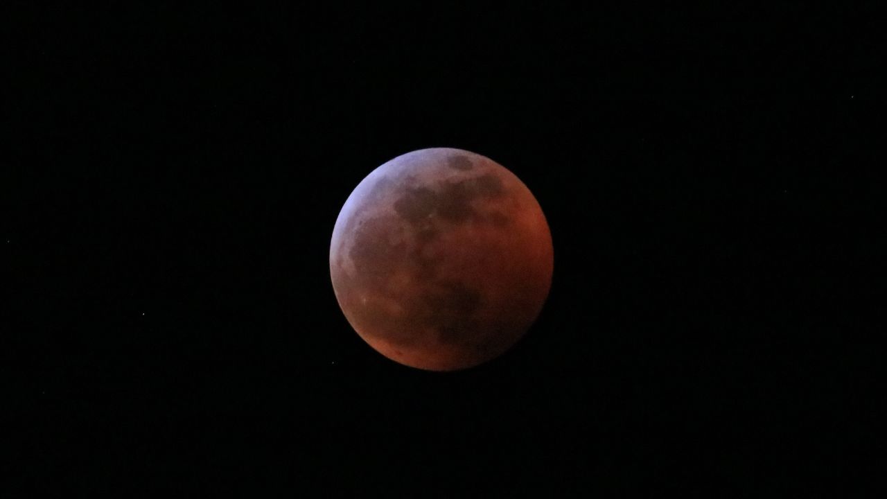 भारतीय समय के मुताबिक पेनुम्ब्रल ग्रहण सुबह 6:53 बजे शुरू होगा. आंशिक चंद्र ग्रहण 8:03 बजे शुरू होगा और 11:21 बजे खत्म होगा. ग्रहण का सबसे बड़ा चरण सुबह 9:42 बजे होगा.
भारतीय समय के मुताबिक पेनुम्ब्रल ग्रहण सुबह 6:53 बजे शुरू होगा. आंशिक चंद्र ग्रहण 8:03 बजे शुरू होगा और 11:21 बजे खत्म होगा. ग्रहण का सबसे बड़ा चरण सुबह 9:42 बजे होगा.