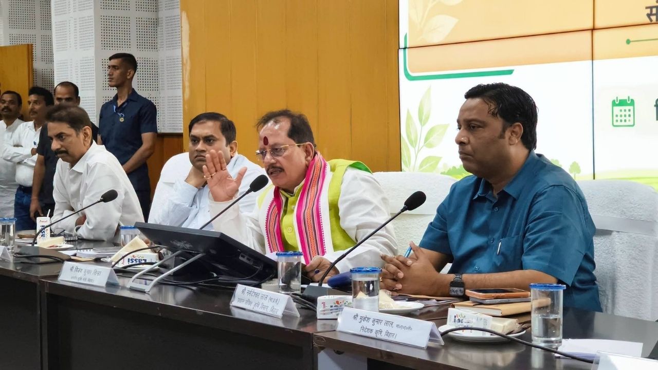 Bihar Fertilizer Marketing Agriculture Minister Vijay Kumar Sinha Gives 15 Day Ultimatum For Overprice Forced Product Selling