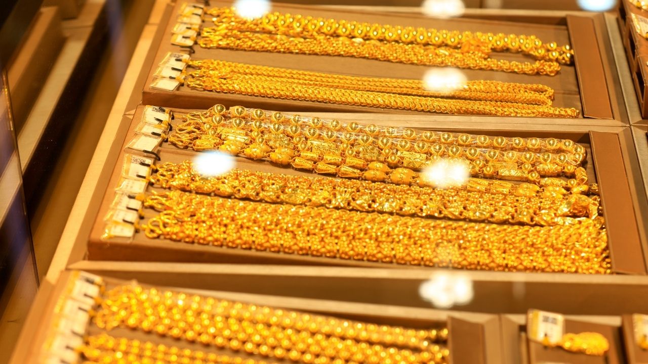 Gold Rate: लगातार दूसरे दिन सस्ता हुआ सोना, चांदी की कीमत भी घटी, जानें आपके शहर का ताजा भाव