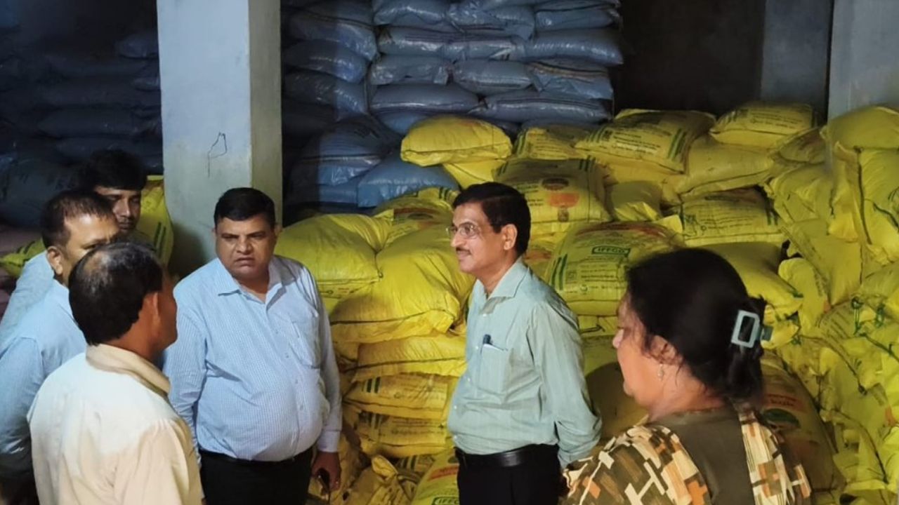 Ample Fertilizer Stock In The System But Sacks Missing From The Warehouse In Prayagraj Up Licenses Suspends Due To Overcharging And Black Marketing
