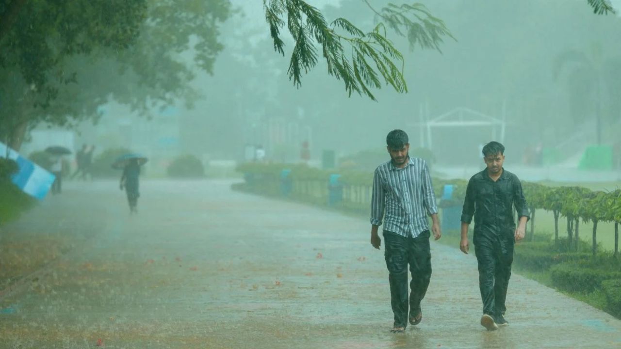 6 अगस्त को बिगड़ेगा मौसम! 12 राज्यों में भारी बारिश.. तेज हवाएं और बिजली गिरने की चेतावनी