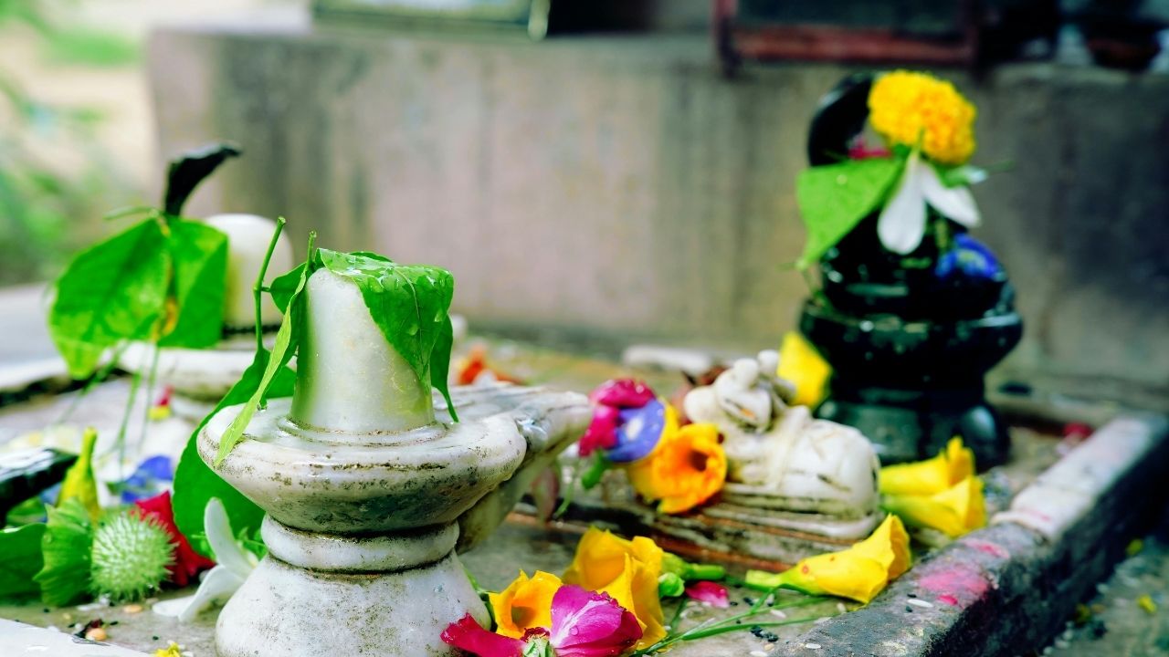 Sawan First Somwar 2026: सावन के पहले सोमवार पर ऐसे करें भगवान शिव की पूजा, जानें किन बातों से बचें