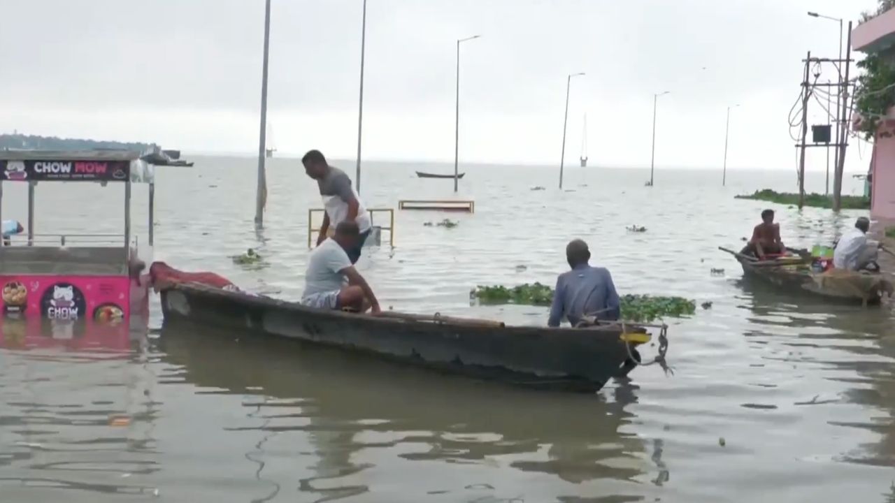 Up Weather Update Imd Issues Red Alert For Rain In 18 Districts Amid Ganga Yamuna Water Level Rise