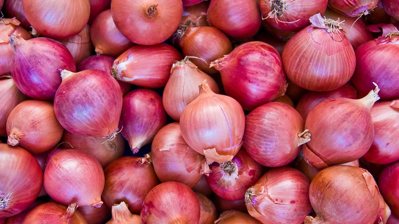 Onion Prices Hike Tamil Nadu Onion Farmers Rs 100 Per Kg Onion Mandi Rate