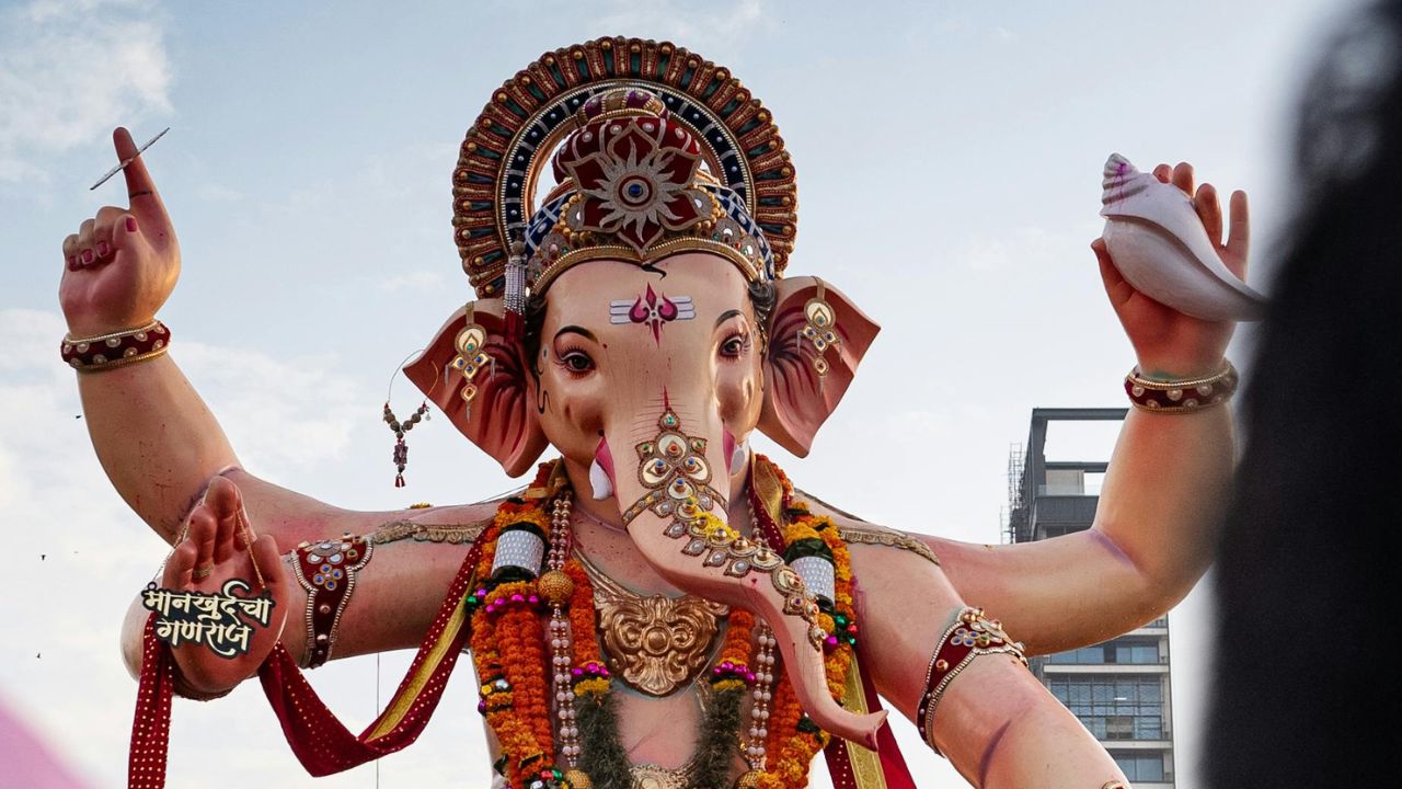 16 सितंबर (तीसरे दिन विसर्जन): तीसरे दिन विसर्जन के लिए सुबह 10:43 से दोपहर 12:16 बजे तक शुभ चौघड़िया रहेगा. इसके अलावा दोपहर 3:20 से शाम 6:25 बजे तक चर और लाभ चौघड़िया तथा शाम 7:53 से रात 12:16 बजे तक शुभ, अमृत और चर चौघड़िया रहेगा.
16 सितंबर (तीसरे दिन विसर्जन): तीसरे दिन विसर्जन के लिए सुबह 10:43 से दोपहर 12:16 बजे तक शुभ चौघड़िया रहेगा. इसके अलावा दोपहर 3:20 से शाम 6:25 बजे तक चर और लाभ चौघड़िया तथा शाम 7:53 से रात 12:16 बजे तक शुभ, अमृत और चर चौघड़िया रहेगा.