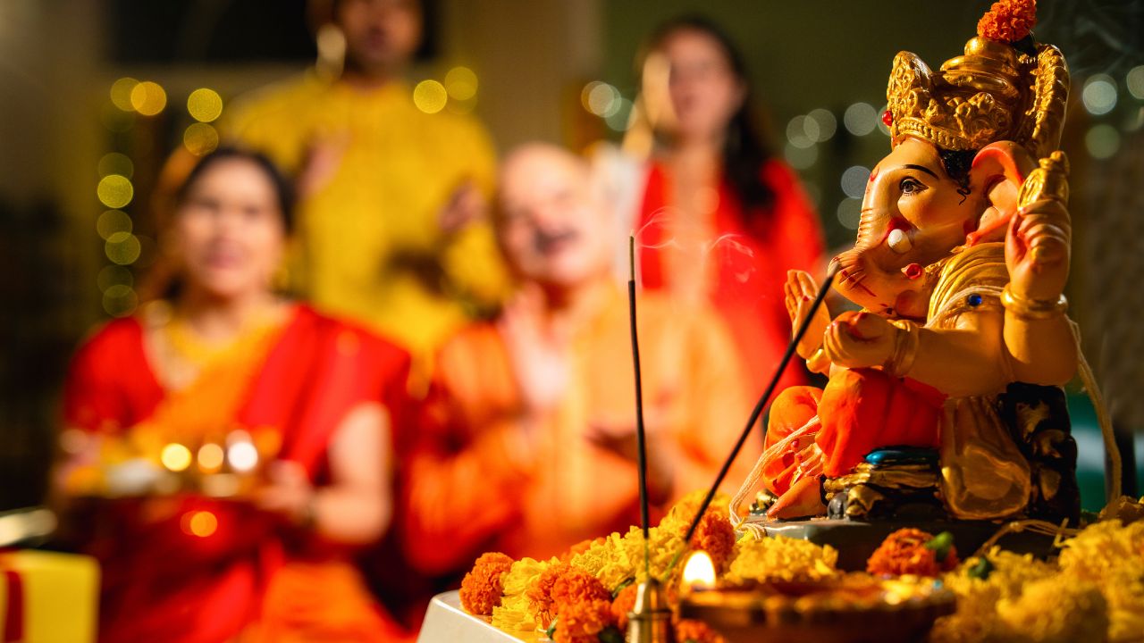20 सितंबर (सातवें दिन विसर्जन): सातवें दिन विसर्जन के लिए सुबह 7:40 से दोपहर 12:14 बजे तक चर, लाभ और अमृत चौघड़िया, दोपहर 1:46 से 3:17 बजे तक शुभ चौघड़िया और शाम 6:20 से रात 10:46 बजे तक शुभ, अमृत और चर चौघड़िया रहेगा. भक्त अपनी श्रद्धा और परंपरा के अनुसार डेढ़, तीसरे, पांचवें, सातवें या अनंत चतुर्दशी के दिन बप्पा का विसर्जन कर सकते हैं.
20 सितंबर (सातवें दिन विसर्जन): सातवें दिन विसर्जन के लिए सुबह 7:40 से दोपहर 12:14 बजे तक चर, लाभ और अमृत चौघड़िया, दोपहर 1:46 से 3:17 बजे तक शुभ चौघड़िया और शाम 6:20 से रात 10:46 बजे तक शुभ, अमृत और चर चौघड़िया रहेगा. भक्त अपनी श्रद्धा और परंपरा के अनुसार डेढ़, तीसरे, पांचवें, सातवें या अनंत चतुर्दशी के दिन बप्पा का विसर्जन कर सकते हैं.