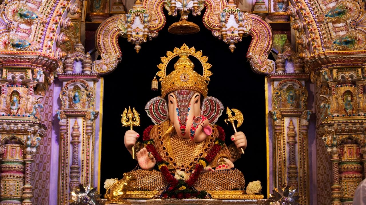 पंचांग के अनुसार चतुर्थी तिथि 14 सितंबर 2026 को सुबह 7:06 बजे शुरू होगी और 15 सितंबर को सुबह 7:44 बजे समाप्त होगी. उदया तिथि के अनुसार गणेश चतुर्थी 14 सितंबर, सोमवार को मनाई जाएगी. इसी दिन घरों में गणपति जी की स्थापना होगी.
पंचांग के अनुसार चतुर्थी तिथि 14 सितंबर 2026 को सुबह 7:06 बजे शुरू होगी और 15 सितंबर को सुबह 7:44 बजे समाप्त होगी. उदया तिथि के अनुसार गणेश चतुर्थी 14 सितंबर, सोमवार को मनाई जाएगी. इसी दिन घरों में गणपति जी की स्थापना होगी.