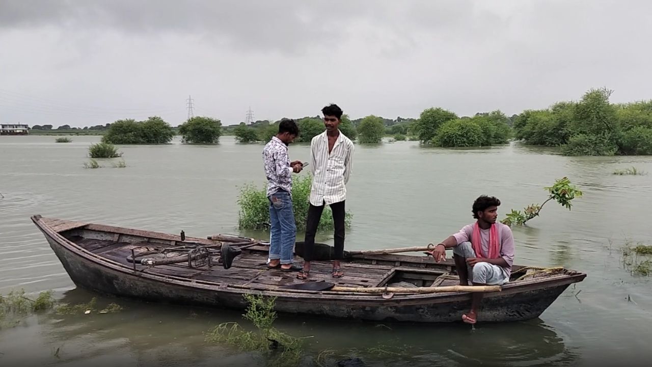 Rain Havoc In Uttar Pradesh Over Thousands Of Hectares Of Crops Submerged As Ganga Yamuna Ghaghra Rivers Swell Water Enters Over 40 Villages